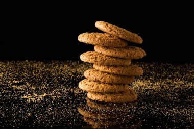 Yulaf ezmeli kurabiye kırıntısı, siyah bir arka plan üzerinde izole ile