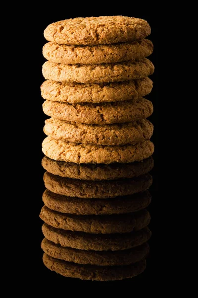 Μοτίβο της πλιγούρι βρώμης cookies που απομονώνονται σε ένα μαύρο φόντο — Φωτογραφία Αρχείου