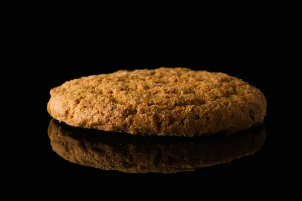 Biscuits à l'avoine isolés sur un fond noir — Photo