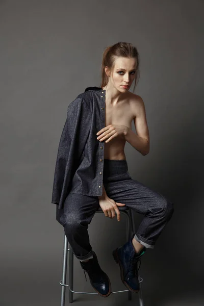Umělecký portrét ženy v džínové barvy na šedou poza — Stock fotografie