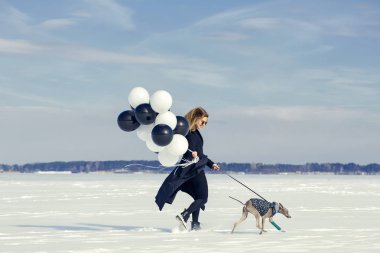 Balonlar ve bir köpek İtalyan tazı ırkı h ile bir kadın