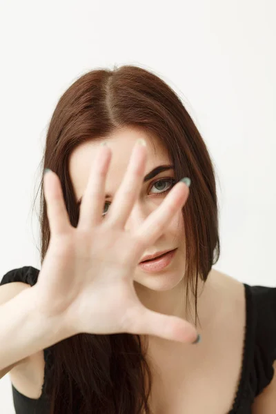 Portrait d'une jeune fille triste gesticulant avec sa main, isolée — Photo