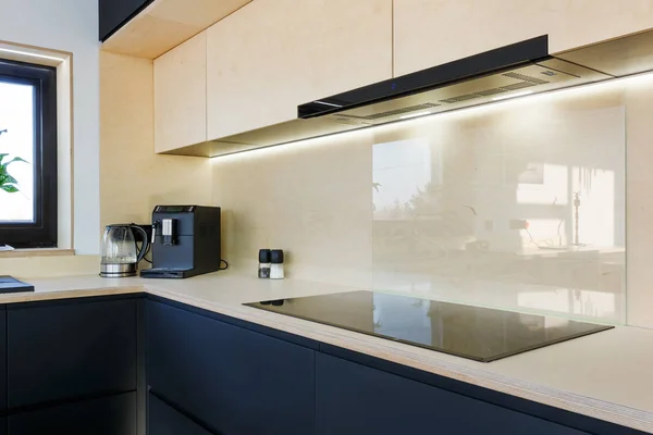 Houten keuken met elektrische kookplaat en afzuigkap — Stockfoto