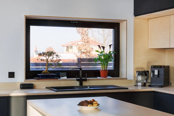 Keuken interieur met een groot raam en een uitzicht over de neighbori — Stockfoto