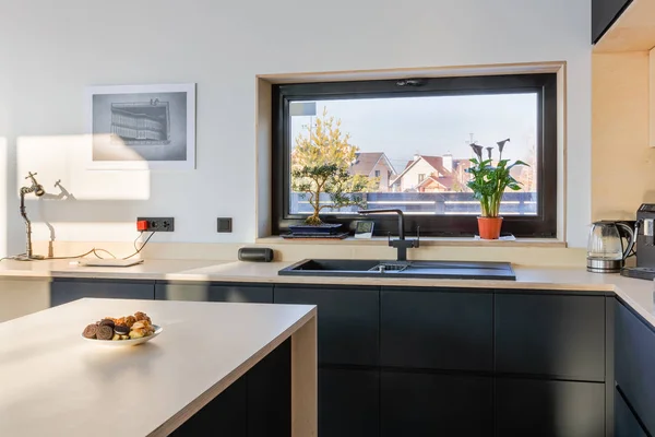 Keuken interieur met een groot raam en een uitzicht over de neighbori — Stockfoto