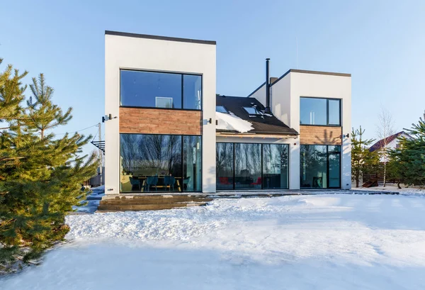 Een modern huis met grote panoramische ramen op de achtergrond van — Stockfoto