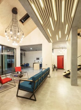 Geniş oturma odası iç tarzı ile modern