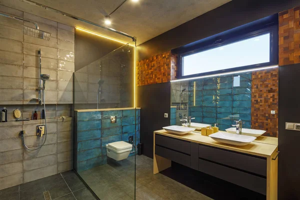 Badrum inredning med en kommod; toalettstolen; bad och dusch — Stockfoto