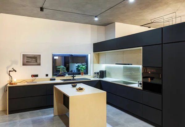 Intérieur d'une cuisine spacieuse avec façades noires dans le loft st — Photo