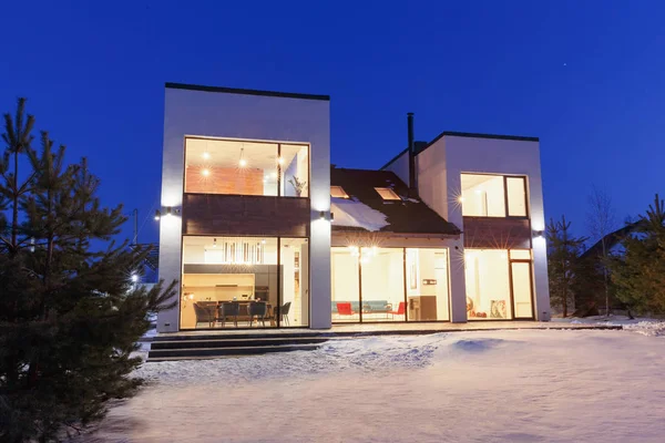 Частный дом с панорамными окнами в современном стиле на спине — стоковое фото