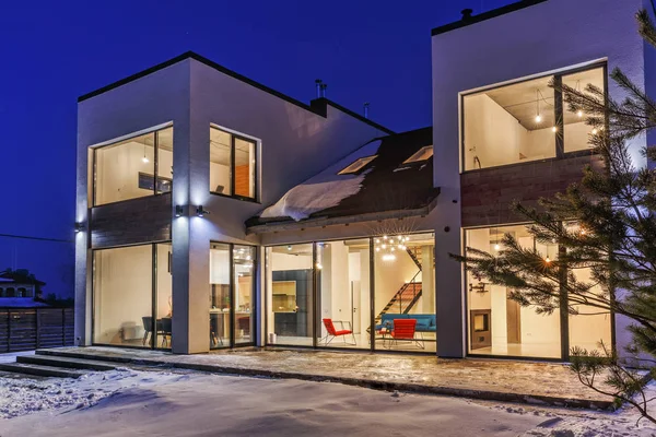 Частный дом с панорамными окнами в современном стиле на спине — стоковое фото