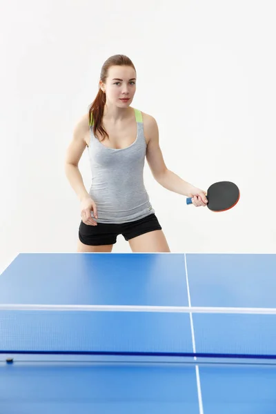 Ragazza sexy che gioca a ping pong, isolato su sfondo bianco — Foto Stock