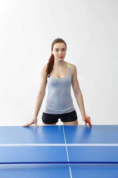 Sexy dziewczyna tenisa stołowego, izolowana na białym tle — Zdjęcie stockowe