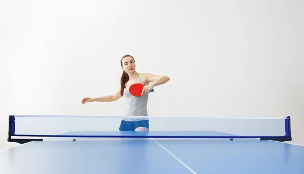 性感的女孩打乒乓球, 孤立的白色背景 — 图库照片