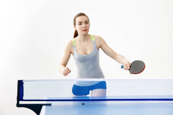 Sexy chica jugando al tenis de mesa, aislado sobre fondo blanco —  Fotos de Stock