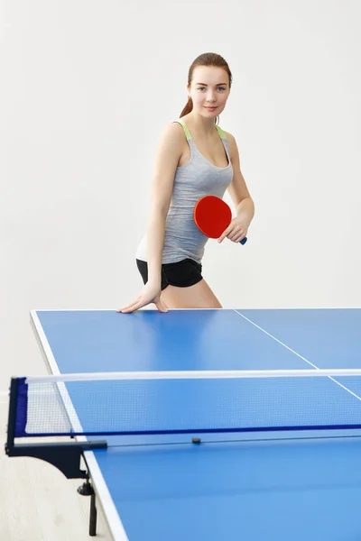 Ragazza sexy che gioca a ping pong, isolato su sfondo bianco — Foto Stock