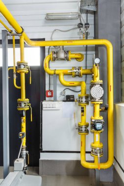 Gaz boruları ve bir gaz metre endüstriyel bir odada bir sürü