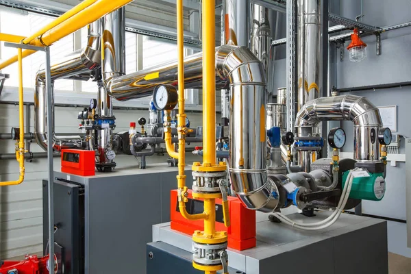 The interior of an industrial boiler house with a multitude of p — Stock Photo, Image