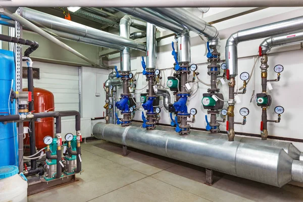 The interior of an industrial boiler house with a multitude of p — Stock Photo, Image