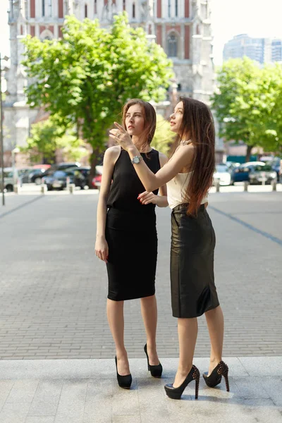 Zwei Geschäftsfrauen verhandeln im Hintergrund der Stadt — Stockfoto