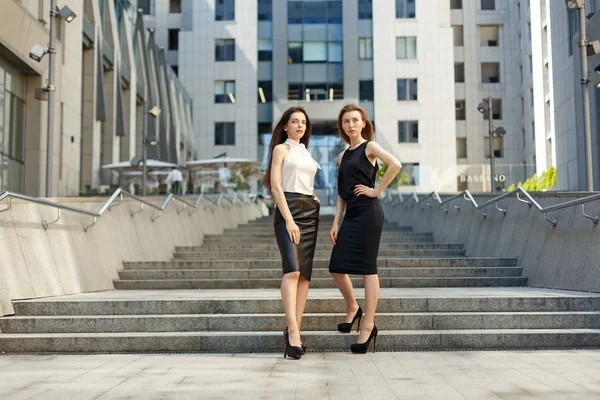 Two business women are negotiating in the background of the city — Stock Photo, Image