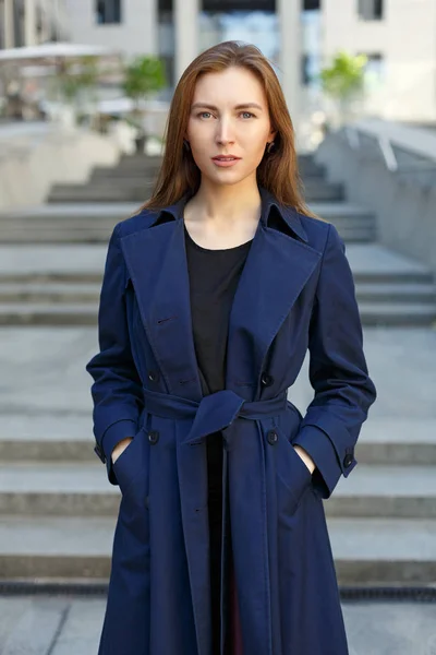 Şehrin arka plan üzerinde paltolu bir kadın portresi ve — Stok fotoğraf