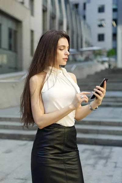 Портрет деловой женщины с мобильным телефоном на городской и офисной — стоковое фото