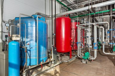 Filtreli ve tanklı endüstriyel gaz kazanlı su arıtma ve depolama sistemi.