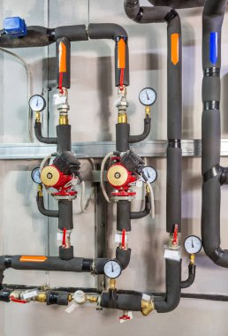 Endüstriyel kazan dairesi, birçok sensörü, göstergesi ve vanası olan teknoloji birimi..