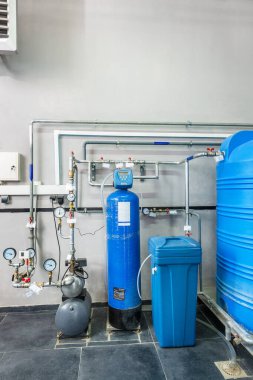 Depolama tankları ve birden fazla filtresi olan endüstriyel gaz kazanlı su arıtma sistemi.