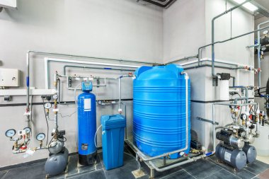 Depolama tankları ve birden fazla filtresi olan endüstriyel gaz kazanlı su arıtma sistemi.