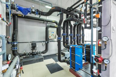 Endüstriyel kazan dairesi, birçok sensörü, göstergesi ve vanası olan teknoloji birimi..