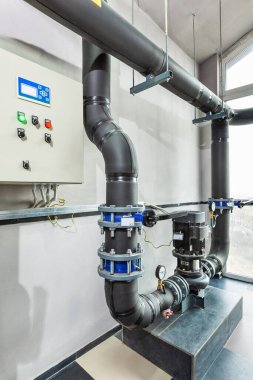 Endüstriyel kazan dairesi, birçok sensörü, göstergesi ve vanası olan teknoloji birimi..