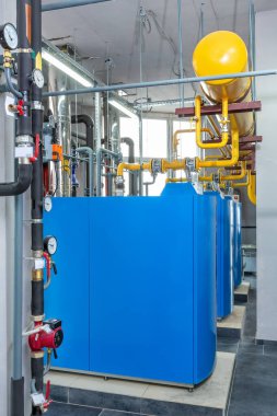 Kazan ve boru hatları olan endüstriyel bir gaz kazan dairesi..