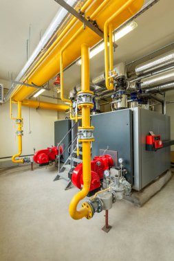 Kazan ve boru hatları olan endüstriyel bir gaz kazan dairesi..