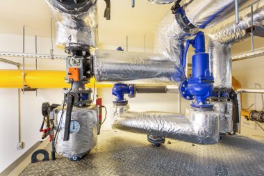 Endüstriyel kazan dairesi, birçok sensörü, göstergesi ve vanası olan teknoloji birimi..