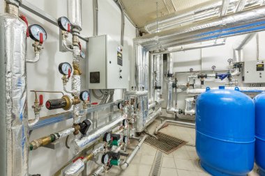 Endüstriyel kazan dairesi, birçok sensörü, göstergesi ve vanası olan teknoloji birimi..