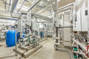 Endüstriyel kazan dairesi, birçok sensörü, göstergesi ve vanası olan teknoloji birimi..