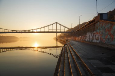 17 Ekim 2018. Kiev 'deki yaya köprüsü posta meydanında..