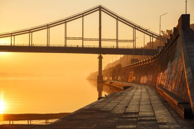 17 Ekim 2018. Kiev 'deki yaya köprüsü posta meydanında..
