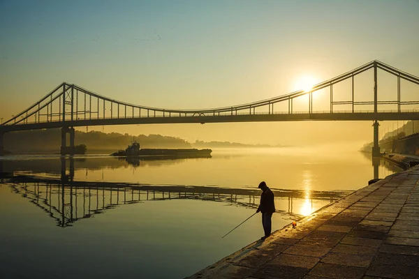 Ottobre 2018 Kiev Pescatore Sull Argine Piazza Postale Sullo Sfondo — Foto Stock