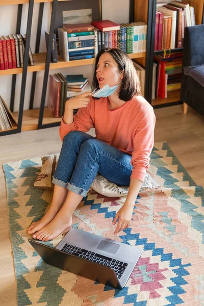 Junge Frau Hat Satt Während Der Quarantäne Hause Computer Arbeiten — Stockfoto