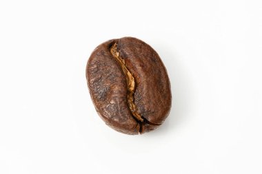 Kavrulmuş kahve çekirdeklerinin makro fotoğrafı, yakın plan beyaz arka plan..