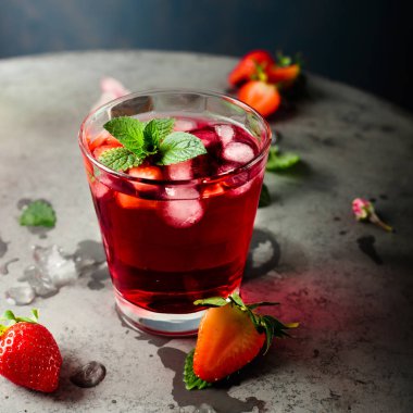 Taze çilek ve nane gri arka plan üzerinde içki