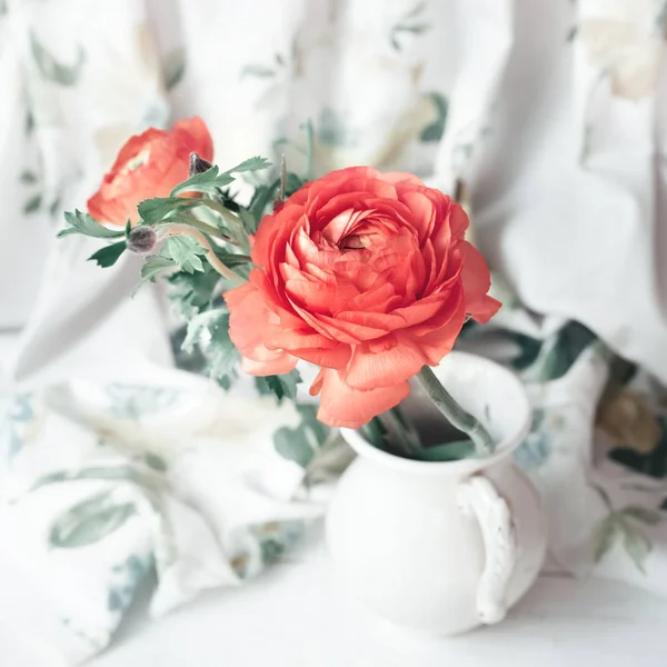 Bouquet of red ranunculus in old vase, closeup shot — Stock Photo, Image