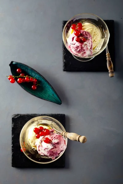 Helado de vainilla y bayas con grosella roja en cuencos de vidrio — Foto de Stock