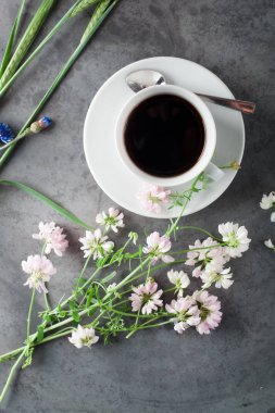 Siyah kahve kır çiçekleri ile ayarla