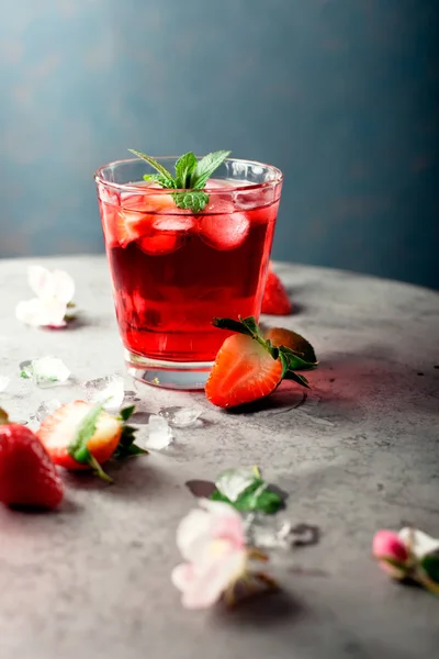 Bebida fresca de fresa y menta / cóctel sobre fondo gris — Foto de Stock