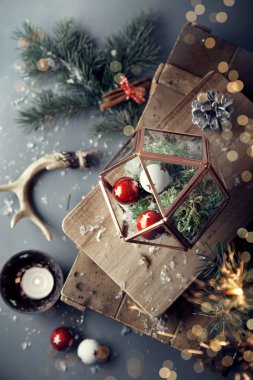 Noel süslemeleri: kırmızı ve beyaz baubles cam terrarium içinde