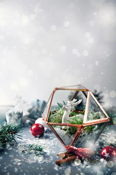 Χριστουγεννιάτικα στολίδια με τάρανδο φωτοβολίδα φόντο — Φωτογραφία Αρχείου